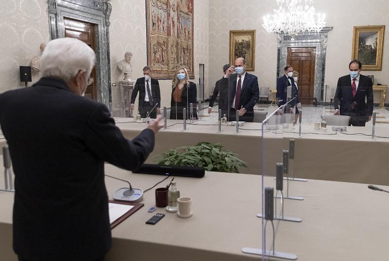 Renzi al Quirinale cita Mario Draghi: “Ok a un governo istituzionale”. VIDEO