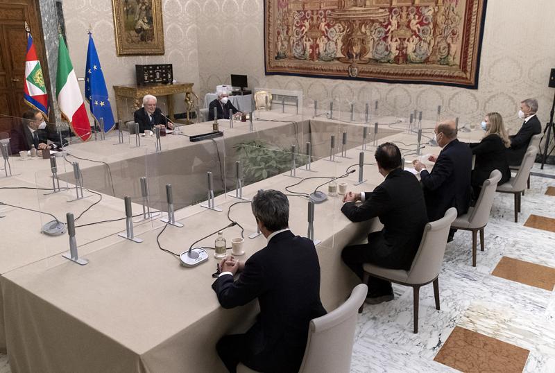 Renzi al Quirinale cita Mario Draghi: “Ok a un governo istituzionale”. VIDEO