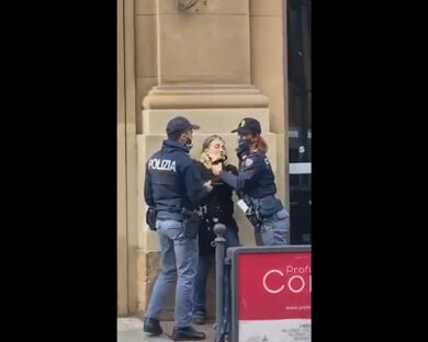 Covid/ Ha la sciarpa e non la mascherina, la polizia la trattiene