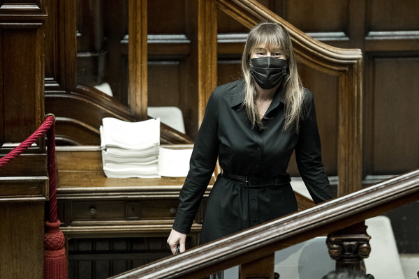Maria Elena Boschi, nuovo look dopo l’abito chemisier total black. FOTO Maria Elena Boschi, nuovo look dopo l’abito chemisier total black. FOTO
