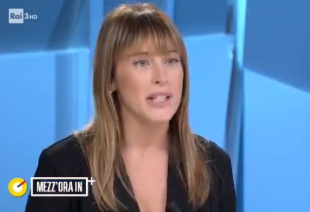 Maria Elena Boschi, nuovo look dopo l’abito chemisier total black. FOTO Maria Elena Boschi, nuovo look dopo l’abito chemisier total black. FOTO