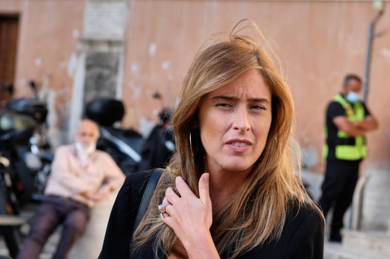Maria Elena Boschi, nuovo look dopo l’abito chemisier total black. FOTO Maria Elena Boschi, nuovo look dopo l’abito chemisier total black. FOTO