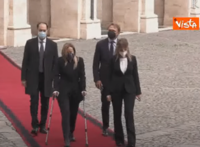 Meloni in stampelle al Colle:”No a governo zoppo.Facevo sport ma sono vecchia”