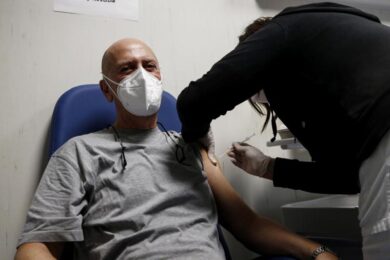 Giornata mondiale contro il cancro, IEO: “Vaccino Covid-19 per gli oncologici”