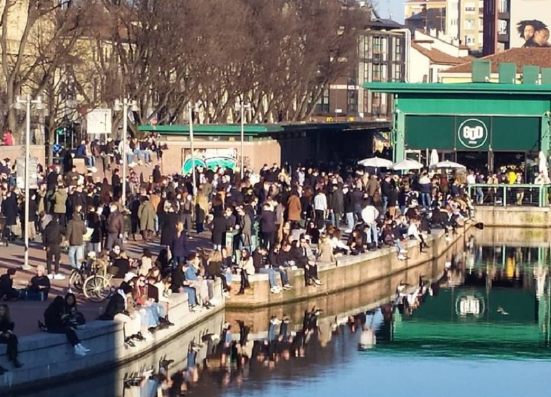 Domenica in zona arancione: Navigli e Darsena presi d’assalto Domenica in zona arancione: Navigli e Darsena presi d’assalto