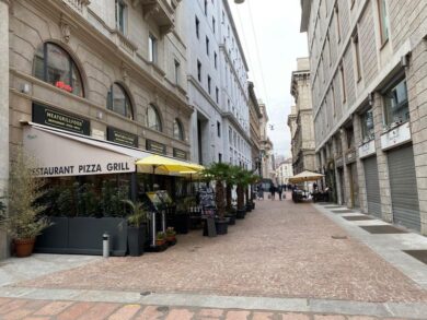 Milano in zona gialla: pranzo al tavolo ma c’è chi ancora tiene chiuso