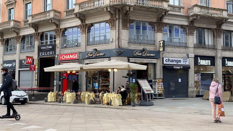 Milano in zona gialla: pranzo al tavolo ma c’è chi ancora tiene chiuso