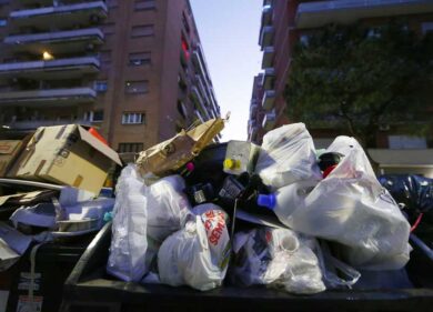 Accumulatore seriale gli blocca la finestra: un muro di rifiuti davanti casa