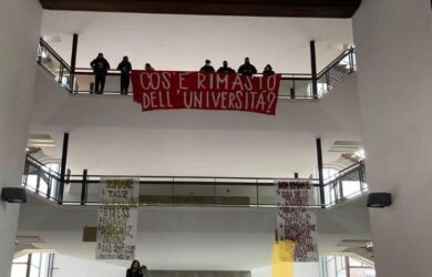 Blitz con striscioni alla Statale di Milano: “Cos’è rimasto degli atenei?”