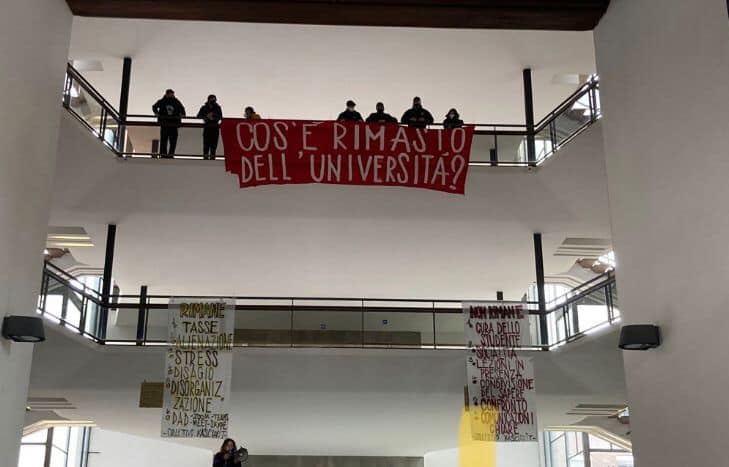 Blitz con striscioni alla Statale di Milano: “Cos’è rimasto degli atenei?” Blitz con striscioni alla Statale di Milano: “Cos’è rimasto degli atenei?”