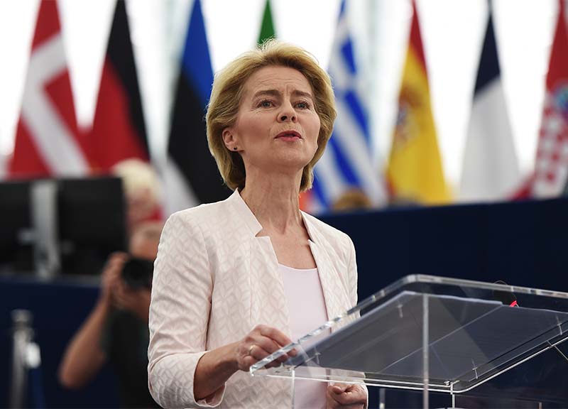 Vaccini, von der Leyen sotto attacco. Lei: “AstraZeneca dovrà restituirceli” Vaccini, von der Leyen sotto attacco. Lei: “AstraZeneca dovrà restituirceli”