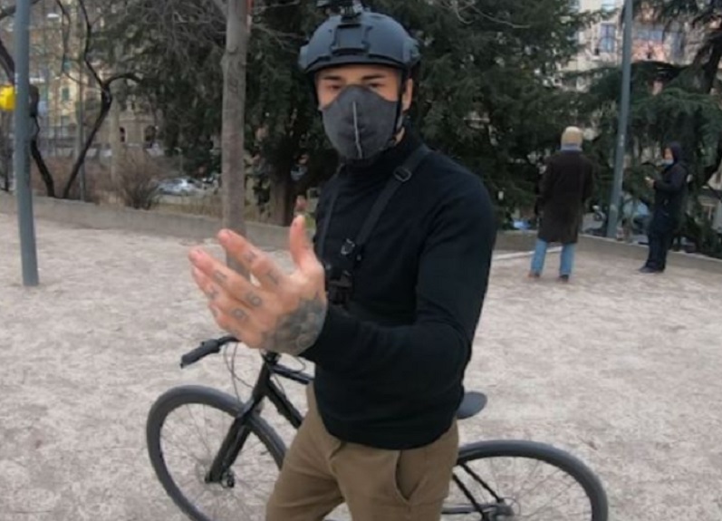 Vittorio Brumotti torna nella piazza dello spaccio milanese di Porta Venezia Vittorio Brumotti torna nella piazza dello spaccio milanese di Porta Venezia