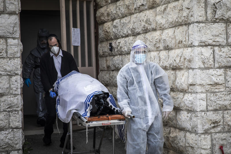 Covid, la scoperta: virus sopravvive nel corpo oltre 10 giorni dopo la morte Covid, la scoperta: virus sopravvive nel corpo oltre 10 giorni dopo la morte