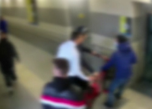 In 9 aggrediscono il compagno di classe: denunciati In 9 aggrediscono il compagno di classe: denunciati
