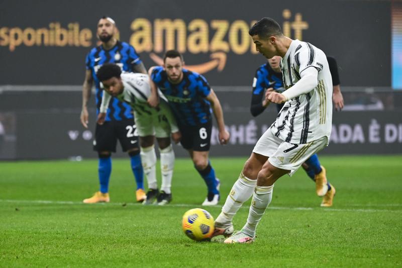 Calvarese spiega il rigore di Inter-Juventus su Cuadrado. Ma la moviola…