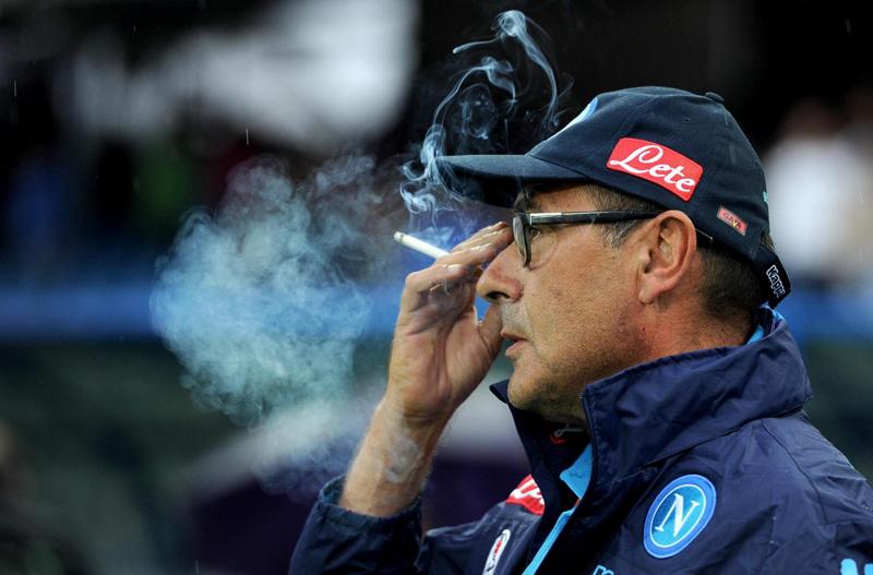 Sarri al Napoli? C’è chi ci scommette. Ma al tecnico arriva un’altra offerta..