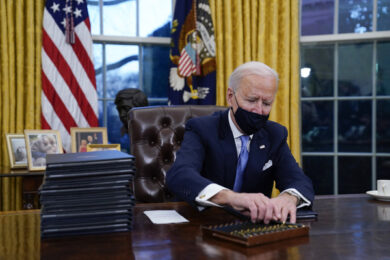 Biden aumenterà il tetto accoglienza rifugiati. Le truppe restano in Germania