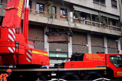 M4, spostamento mura antiche emerse. Ricollocate presso l’Anfiteatro romano