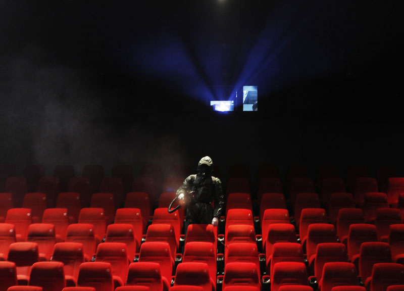 Cinema chiusi da 1 anno: Cinecittà punta 300 mln sulla ruota del Recovery Plan Cinema chiusi da 1 anno: Cinecittà punta 300 mln sulla ruota del Recovery Plan