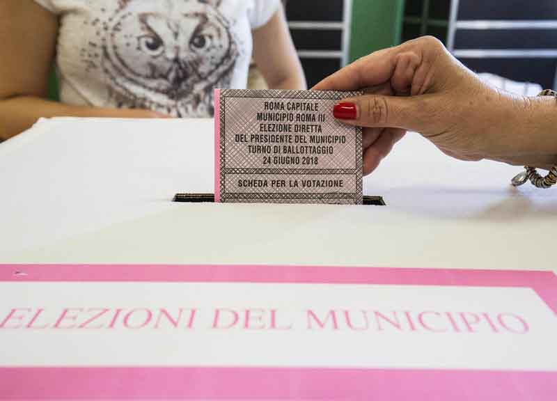 Roma, voto a maggio. Draghi premier, salta il cartello Pd-M5s per il rinvio Roma, voto a maggio. Draghi premier, salta il cartello Pd-M5s per il rinvio