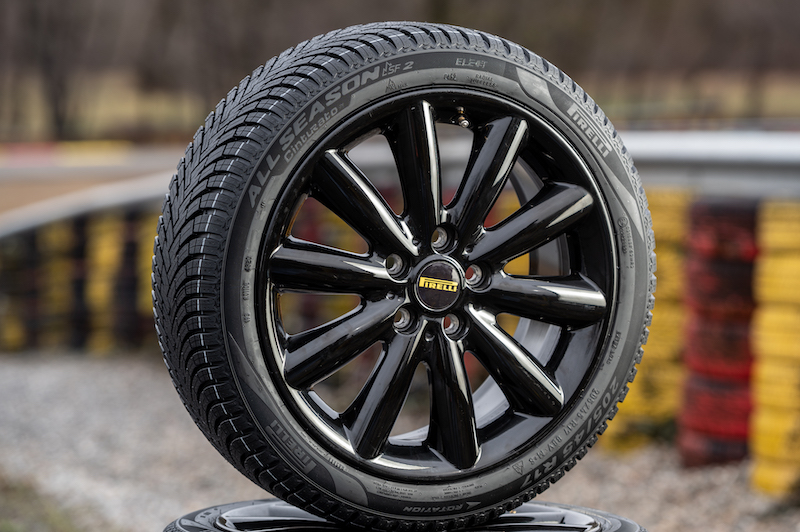 Pirelli presenta il nuovo pneumatico SF2, silenzioso, reattivo e resistente