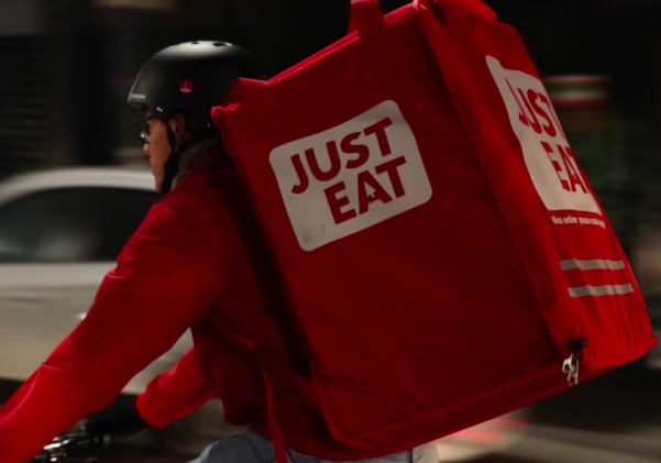 Contratto per i rider: Just Eat li assumerà come dipendenti Contratto per i rider: Just Eat li assumerà come dipendenti