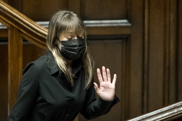 Maria Elena Boschi, tubino nero e tacchi alti… ovviamente total black. FOTO Maria Elena Boschi, tubino nero e tacchi alti… ovviamente total black. FOTO