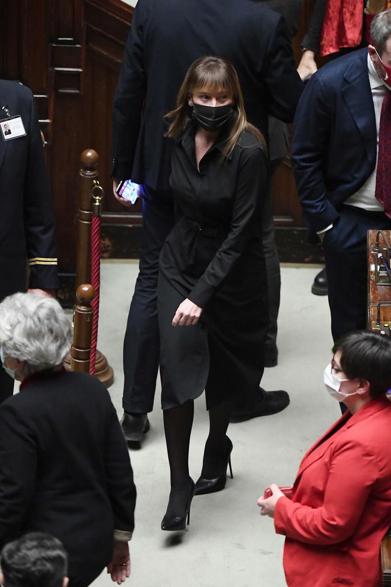 Maria Elena Boschi, tubino nero e tacchi alti… ovviamente total black. FOTO