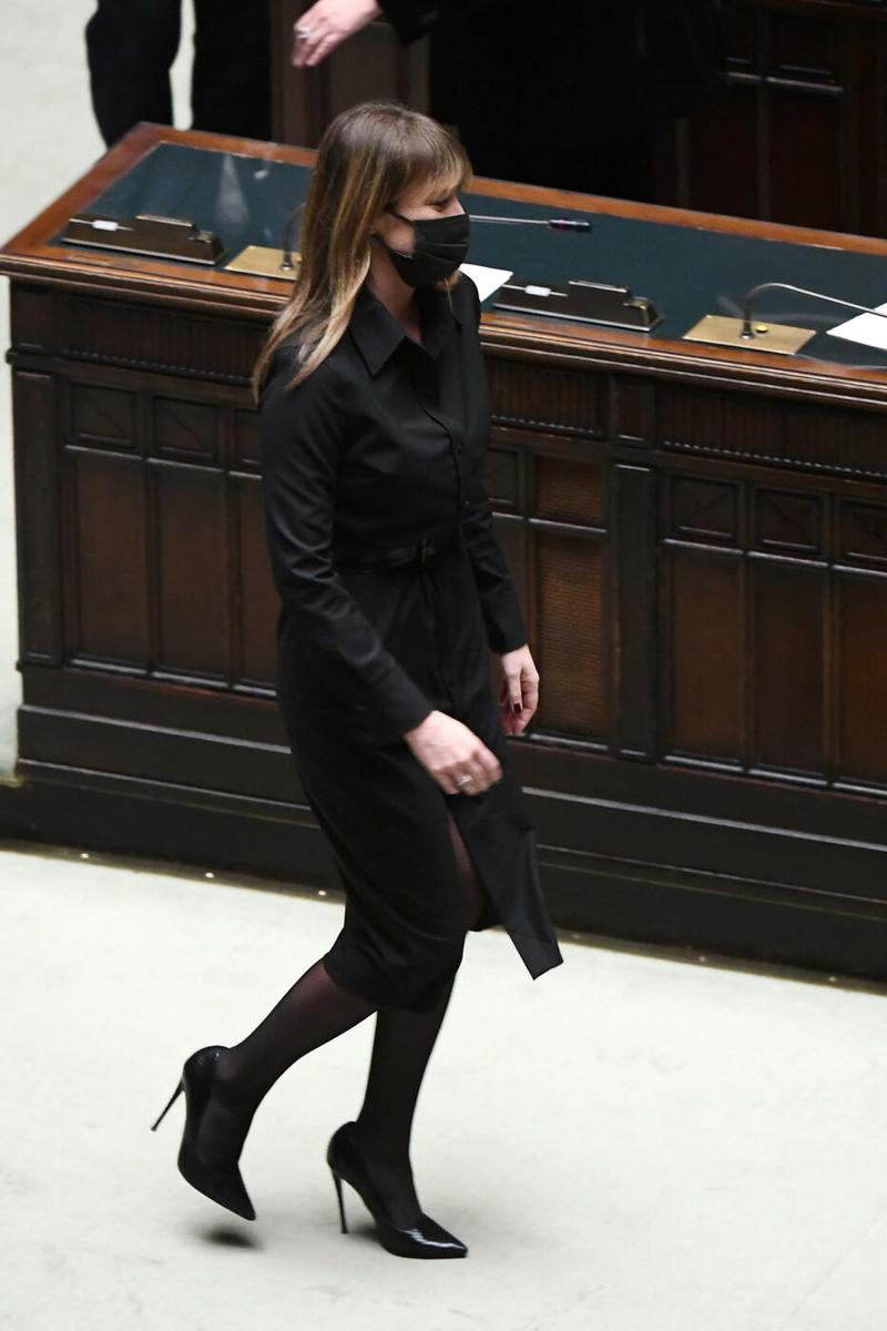 Maria Elena Boschi, tubino nero e tacchi alti… ovviamente total black. FOTO Maria Elena Boschi, tubino nero e tacchi alti… ovviamente total black. FOTO