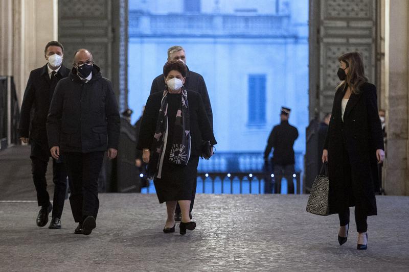 Maria Elena Boschi, tubino nero e tacchi alti… ovviamente total black. FOTO Maria Elena Boschi, tubino nero e tacchi alti… ovviamente total black. FOTO