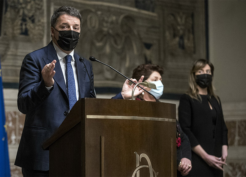 Maria Elena Boschi, tubino nero e tacchi alti… ovviamente total black. FOTO Maria Elena Boschi, tubino nero e tacchi alti… ovviamente total black. FOTO