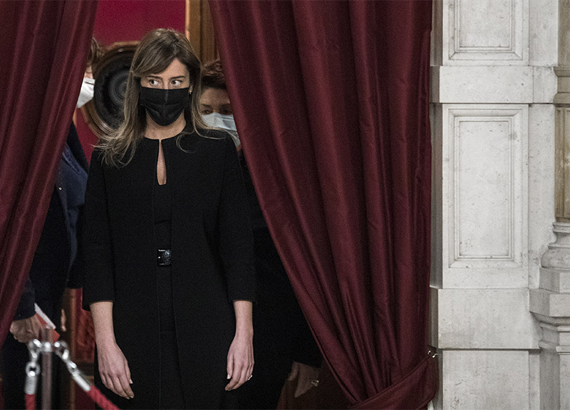 Maria Elena Boschi, tubino nero e tacchi alti… ovviamente total black. FOTO Maria Elena Boschi, tubino nero e tacchi alti… ovviamente total black. FOTO