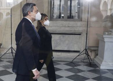 Piazza Affari positiva +0,8%, bene prima settimana con Draghi: +7%. Spread giù