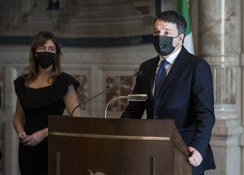 Maria Elena Boschi, tubino nero e tacchi alti… ovviamente total black. FOTO Maria Elena Boschi, tubino nero e tacchi alti… ovviamente total black. FOTO