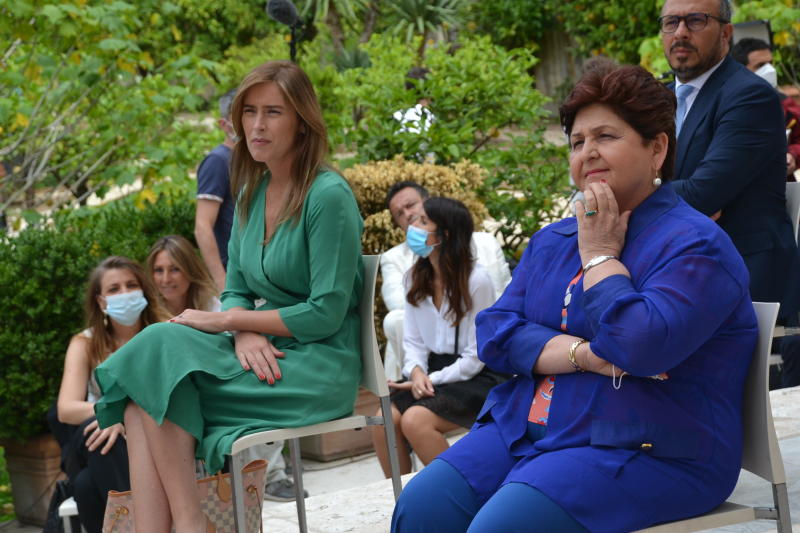 Maria Elena Boschi, tubino nero e tacchi alti… ovviamente total black. FOTO Maria Elena Boschi, tubino nero e tacchi alti… ovviamente total black. FOTO