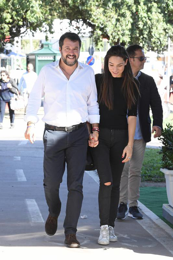Salvini tra la Verdini e… Draghi: mano nella mano con Francesca. FOTO VIDEO Salvini tra la Verdini e… Draghi: mano nella mano con Francesca. FOTO VIDEO