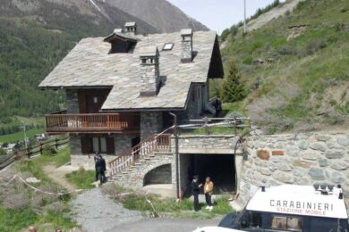 Delitto Cogne, la villa maledetta. I turisti ci entrano per macabri saccheggi