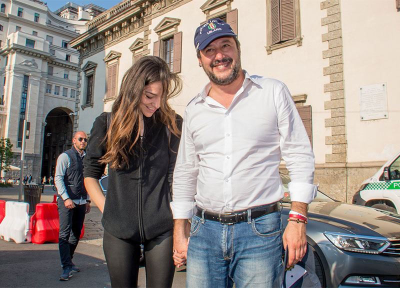 Salvini tra la Verdini e… Draghi: mano nella mano con Francesca. FOTO VIDEO Salvini tra la Verdini e… Draghi: mano nella mano con Francesca. FOTO VIDEO