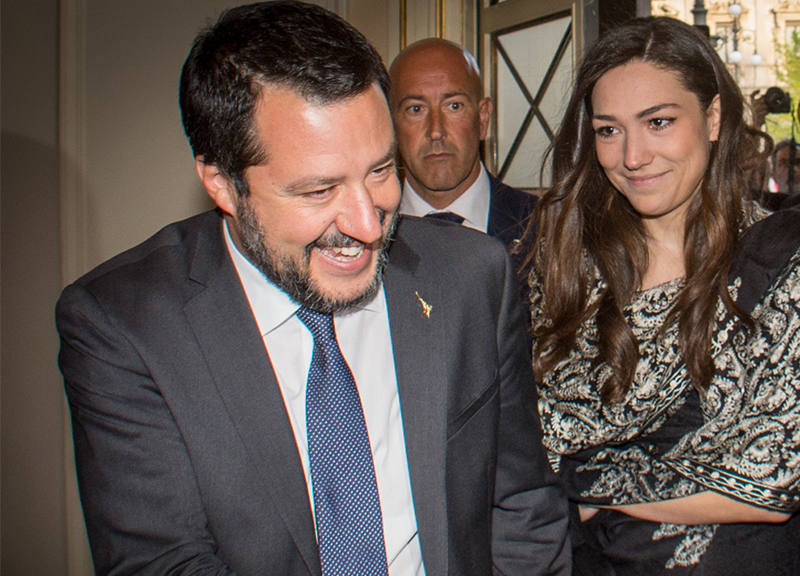Salvini tra la Verdini e… Draghi: mano nella mano con Francesca. FOTO VIDEO Salvini tra la Verdini e… Draghi: mano nella mano con Francesca. FOTO VIDEO