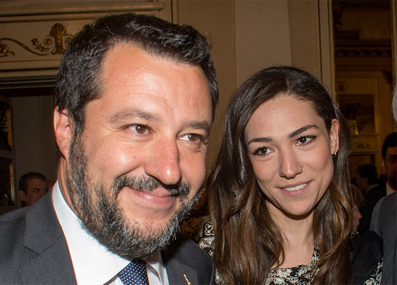 Salvini tra la Verdini e… Draghi: mano nella mano con Francesca. FOTO VIDEO Salvini tra la Verdini e… Draghi: mano nella mano con Francesca. FOTO VIDEO