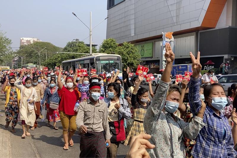 Myanmar, tensione dopo il golpe militare. Migliaia in piazza a protestare Myanmar, tensione dopo il golpe militare. Migliaia in piazza a protestare
