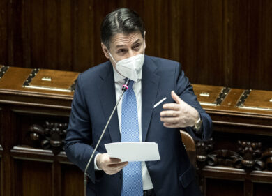Voto su Rousseau ancora in ballo. Assemblea M5S, applausi per Conte
