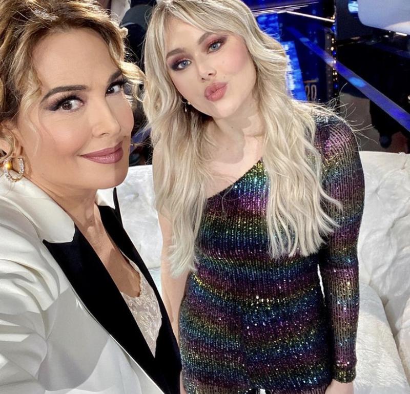 Ascolti tv, picchi del 22% di share: la d’Urso brinda con Jasmine Carrisi Ascolti tv, picchi del 22% di share: la d’Urso brinda con Jasmine Carrisi