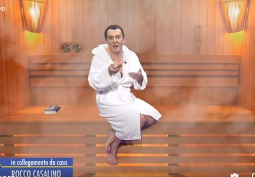 Rocco Casalino, l’imitazione esliarante a Qcc: “Venite sù, se famo du Draghi” Rocco Casalino, l’imitazione esliarante a Qcc: “Venite sù, se famo du Draghi”