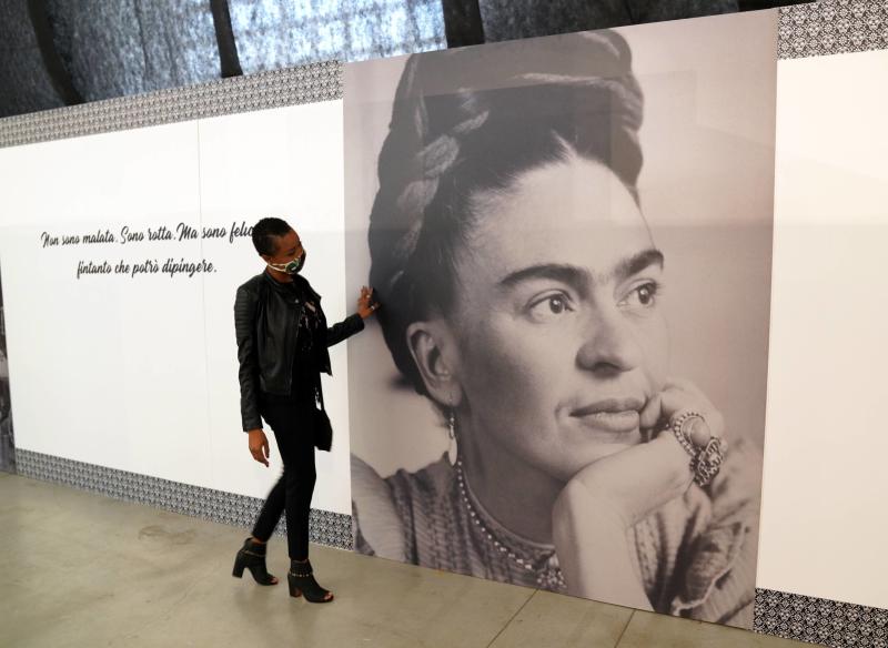 Frida Kahlo, fotografie inedite rivelano il suo rapporto con gli Stati Uniti Frida Kahlo, fotografie inedite rivelano il suo rapporto con gli Stati Uniti