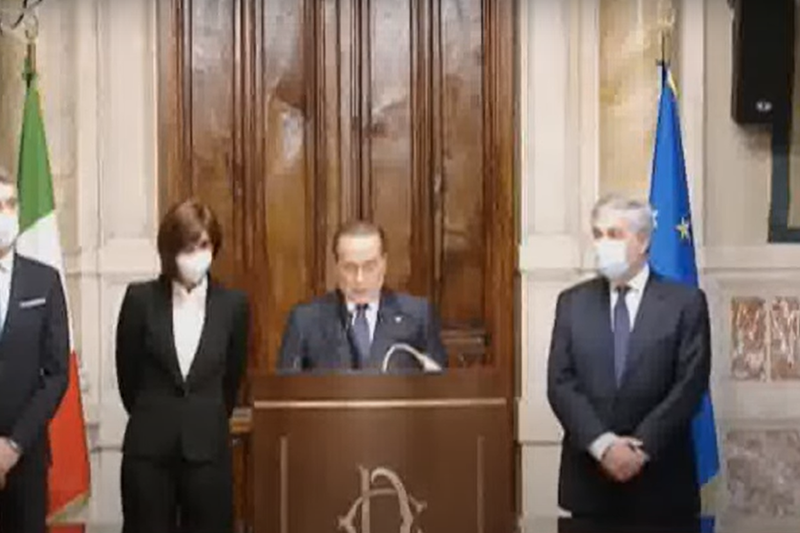 Berlusconi parla ma dimentica la mascherina, Bernini e Tajani intervengono Berlusconi parla ma dimentica la mascherina, Bernini e Tajani intervengono