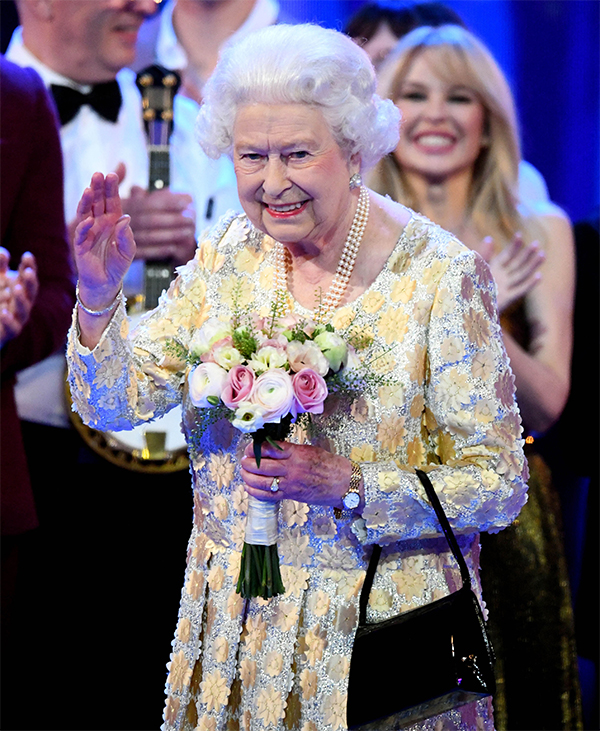 Regina Elisabetta, nuovi guai… Quanto è ricca? Scoppia il caso ROYAL FAMILY