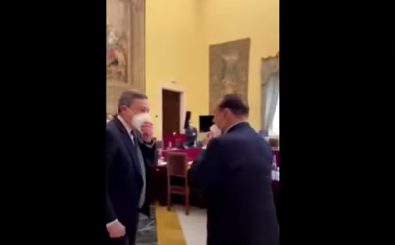 Draghi incontra Berlusconi, saluto gomito a gomito prima delle consultazioni Draghi incontra Berlusconi, saluto gomito a gomito prima delle consultazioni