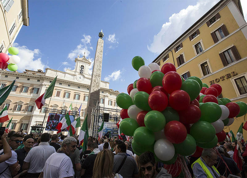 Partite Iva e ambulanti in piazza: “Ammazzati da pandemia e fisco, ora basta” Partite Iva e ambulanti in piazza: “Ammazzati da pandemia e fisco, ora basta”