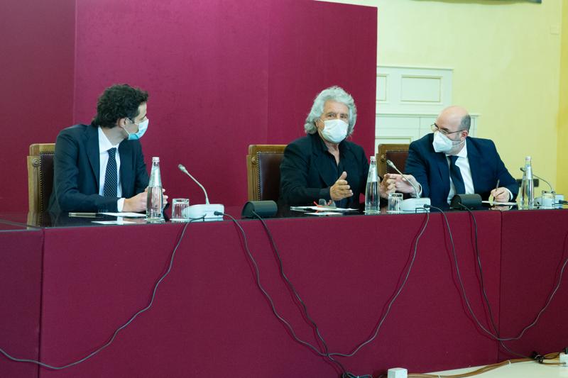 M5s, Grillo stoppa il vota su Rousseau. “No alla Lega. Draghi? E’ un grillino” M5s, Grillo stoppa il vota su Rousseau. “No alla Lega. Draghi? E’ un grillino”